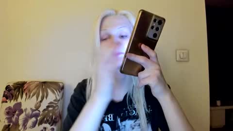 Snapshot of samanthamiasnik1 chatting on 12.17.25 Samantha online show from 12.17.25