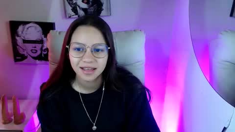 Snapshot of samantharoldan chatting on 10.13.25 Samantha online show from 10.13.25