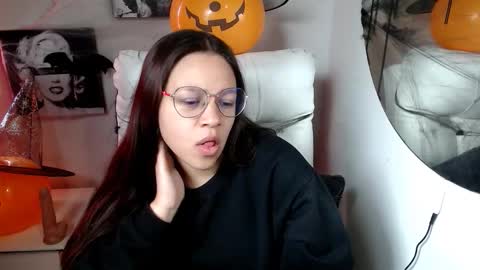 Snapshot of samantharoldan chatting on 10.15.25 Samantha online show from 10.15.25