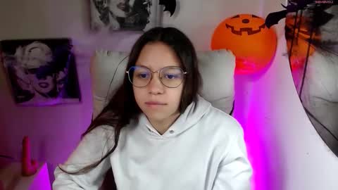 Snapshot of samantharoldan chatting on 10.29.25 Samantha online show from 10.29.25