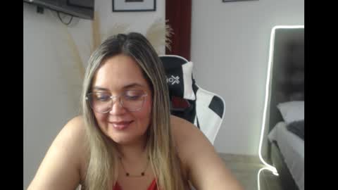 Snapshot of samy_vsn chatting on 09.30.25 samy_vsn online show from 09.30.25