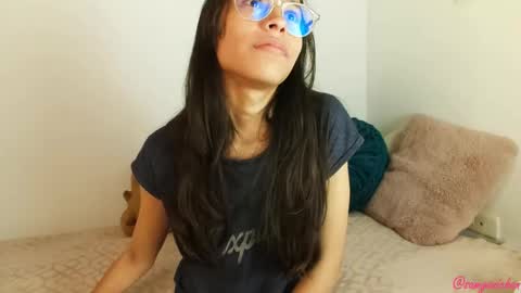 Snapshot of samyonichan chatting on 02.10.25 Special show on 17 december and 23 UwU online show from 02.10.25