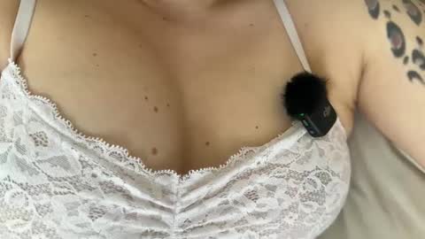 Snapshot of sandraschonherz chatting on 02.22.25 Sandra Schonherz online show from 02.22.25