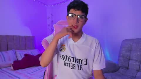 Snapshot of santi_ll chatting on 04.08.26 santi online show from 04.08.26