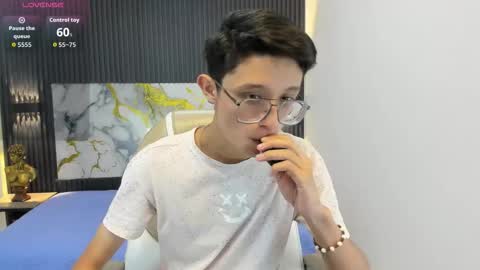 santiago_russo18 online show from 09.30.25