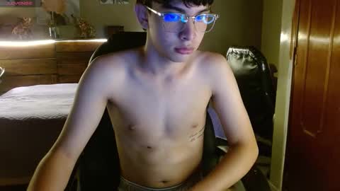 Snapshot of santitwinkyy chatting on 03.27.26 Santi online show from 03.27.26