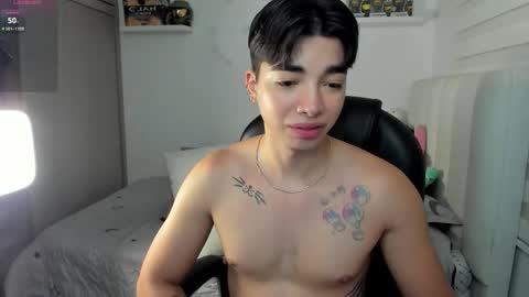 Snapshot of santy7u7 chatting on 11.27.25 Mr. Santiago online show from 11.27.25