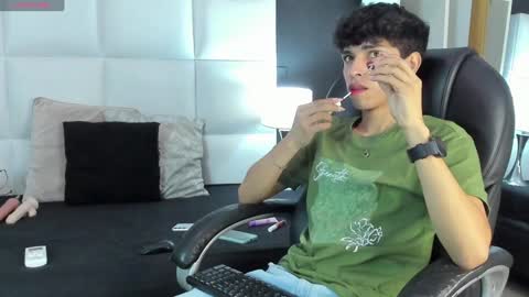 Snapshot of santy_carrington chatting on 12.09.24 Santiago Carrington online show from 12.09.24