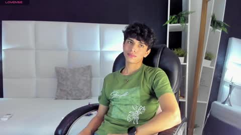 Snapshot of santy_carrington chatting on 12.19.24 Santiago Carrington online show from 12.19.24