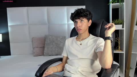 Snapshot of santy_carrington chatting on 12.20.24 Santiago Carrington online show from 12.20.24