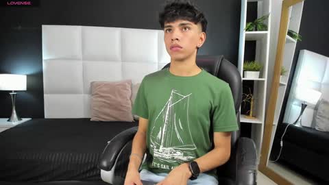 Snapshot of santy_carrington chatting on 12.23.24 Santiago Carrington online show from 12.23.24