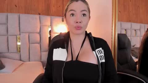 Snapshot of saori_newman chatting on 10.18.25 Saori online show from 10.18.25