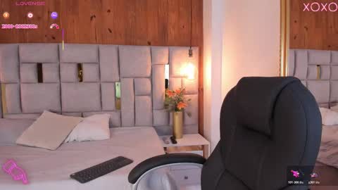 Snapshot of saori_newman chatting on 11.06.25 Saori online show from 11.06.25