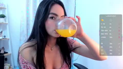 Snapshot of sara_alvarez_ chatting on 10.14.25 Sara online show from 10.14.25