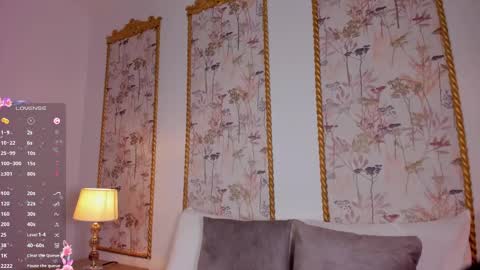 Snapshot of sara_castro24 chatting on 10.31.25 Sara online show from 10.31.25