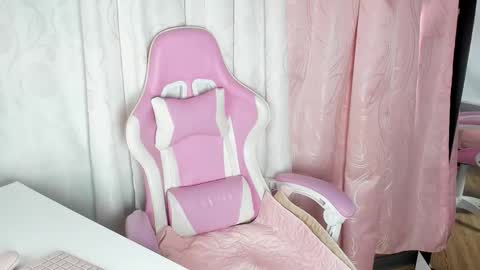 Snapshot of sara_cloudy chatting on 10.07.25 Sara online show from 10.07.25