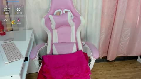 Snapshot of sara_cloudy chatting on 11.12.25 Sara online show from 11.12.25