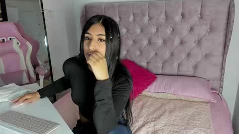 Snapshot of sara_cloudy chatting on 11.25.25 Sara online show from 11.25.25