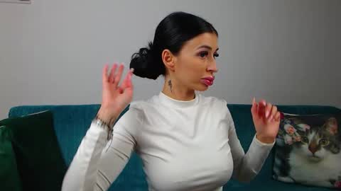 Im Sara I am happy to be here  online show from 11.30.25