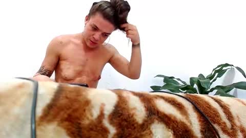 sara_johnson__ online show from 10.17.25