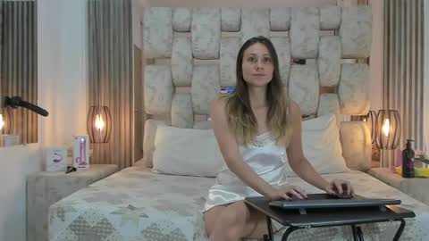 Snapshot of saraandjhony chatting on 01.04.25 saraANDyoni online show from 01.04.25
