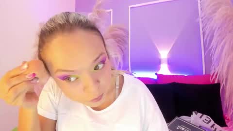 Snapshot of saraavila_ chatting on 10.17.25 SaraAvila online show from 10.17.25