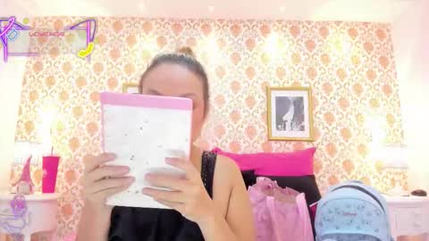 Snapshot of saraavila_ chatting on 11.12.25 SaraAvila online show from 11.12.25