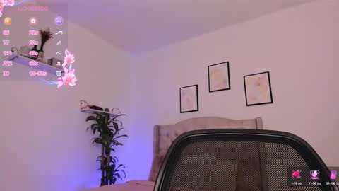 Snapshot of sarabennet_ chatting on 02.28.25 Sara online show from 02.28.25