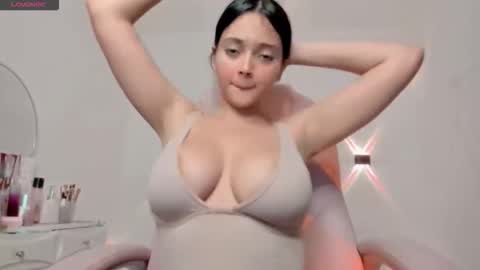 Snapshot of sarah_angelll chatting on 12.22.25 sarah online show from 12.22.25