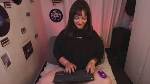 Snapshot of sarah_cuteeyes chatting on 06.21.26 Sara online show from 06.21.26