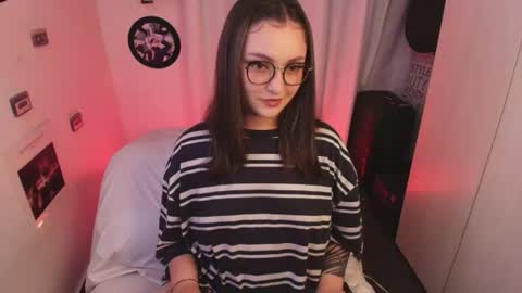 Snapshot of sarah_cuteeyes chatting on 06.24.26 Sara online show from 06.24.26