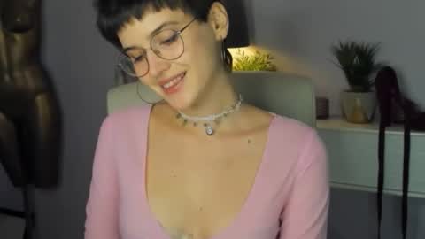 Snapshot of sarah_desire01 chatting on 09.28.25 Sarah online show from 09.28.25