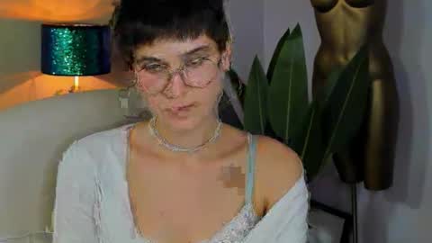 Snapshot of sarah_desire01 chatting on 10.02.25 Sarah online show from 10.02.25