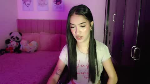 Snapshot of sarah_stone15 chatting on 02.05.25 Sarah online show from 02.05.25