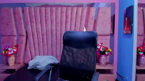 Snapshot of sarah_sweett_ chatting on 12.18.24 Sarah online show from 12.18.24