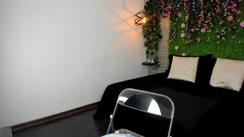 Sarah Deyvis online show from 11.12.25