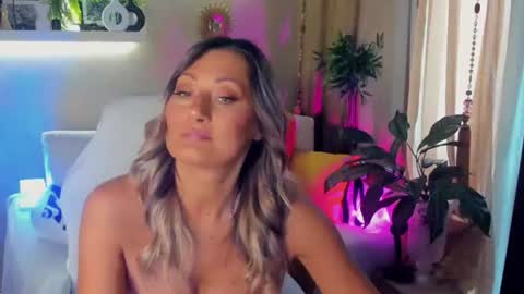 Snapshot of sarahholly chatting on 06.19.26 Divine Sarah NONUDE model online show from 06.19.26