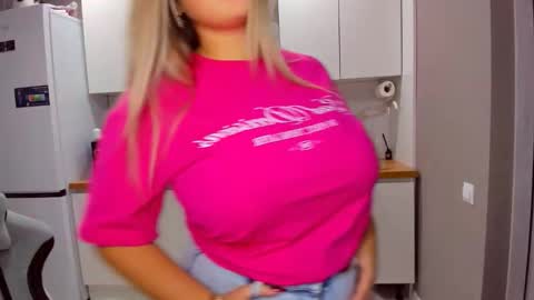 Snapshot of sarahmils chatting on 10.17.25 Sarah online show from 10.17.25