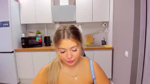 Snapshot of sarahmils chatting on 10.22.25 Sarah online show from 10.22.25