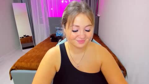 Snapshot of sarahmils chatting on 11.04.25 Sarah online show from 11.04.25