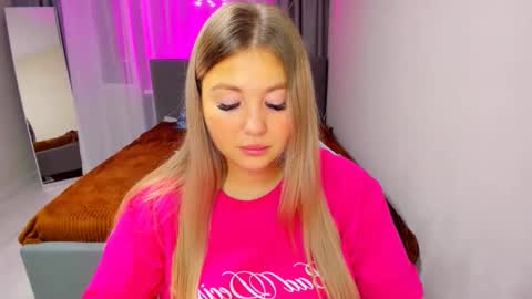 Snapshot of sarahmils chatting on 11.06.25 Sarah online show from 11.06.25