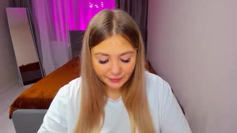 Snapshot of sarahmils chatting on 11.11.25 Sarah online show from 11.11.25