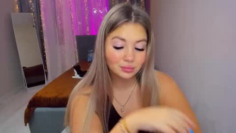 Snapshot of sarahmils chatting on 11.22.25 Sarah online show from 11.22.25