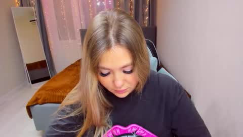 Snapshot of sarahmils chatting on 11.26.25 Sarah online show from 11.26.25