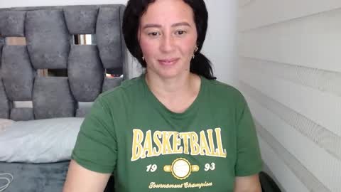 Snapshot of sarahott_1 chatting on 12.02.24 Lia online show from 12.02.24
