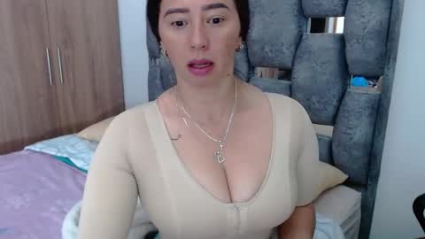 Snapshot of sarahott_1 chatting on 01.11.25 Lia online show from 01.11.25