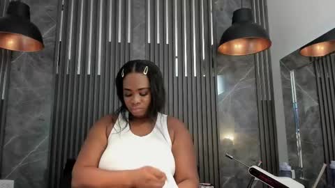 Snapshot of saraievans chatting on 10.08.25 Sarai online show from 10.08.25