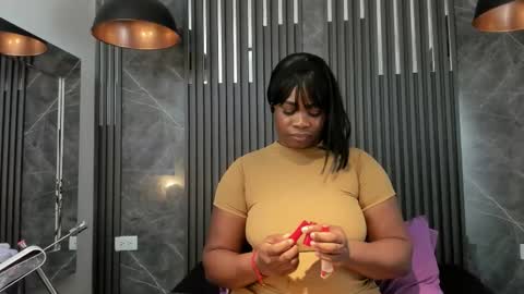 Snapshot of saraievans chatting on 12.18.25 Sarai online show from 12.18.25