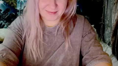 Snapshot of sarakatherin chatting on 12.28.24 Sara online show from 12.28.24