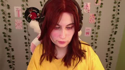 Snapshot of sarakinski chatting on 12.25.24 Sara online show from 12.25.24